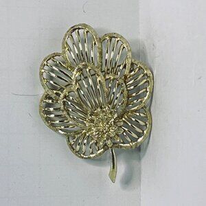 Vintage Textured Gold Tone Flower Brooch (5739)